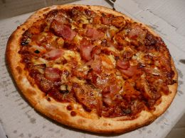 Illustration for article titled BBQ Chicken Pizza Smackdown: Pizza Hut Vs. Domino's